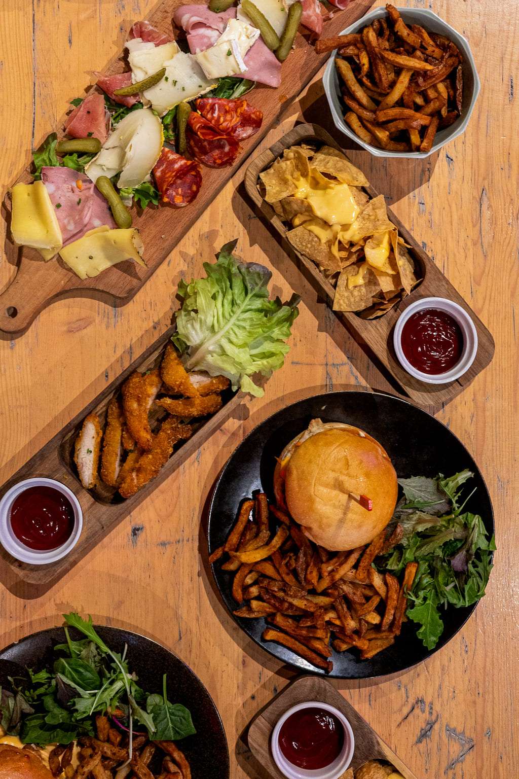 Assiettes à partager sur une table
