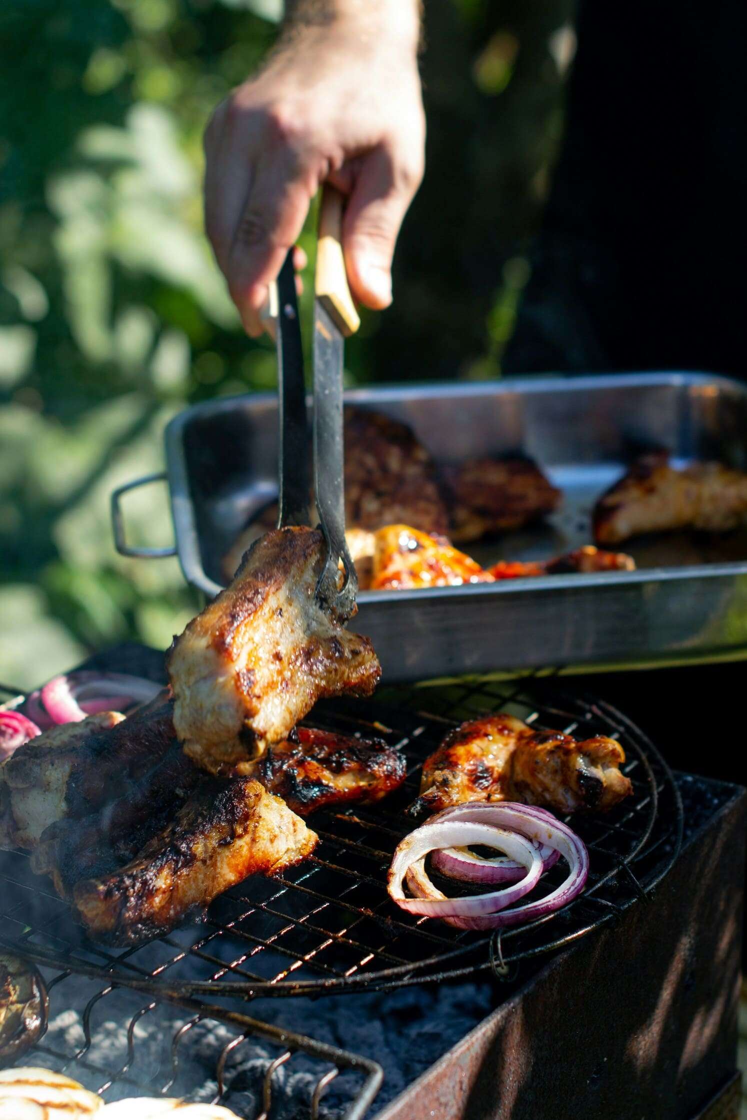 barbecue avec assiettes et boissons
